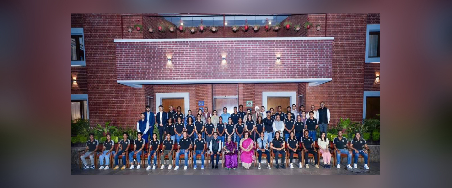 হাই কমিশনার প্রণয় ভার্মা ভারতীয় মহিলা ক্রিকেট দলকে আমন্ত্রণ জানান